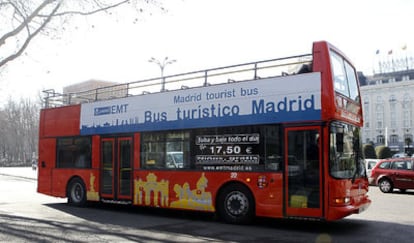 Los autobuses turísticos de Madrid, ya con el cartel de sus nuevos gestores, la EMT.