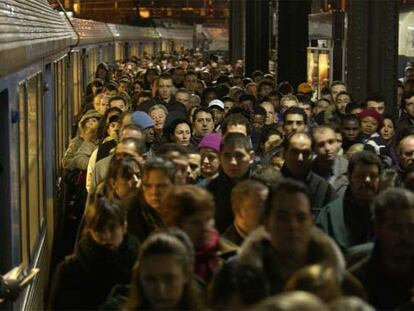 Viajeros en un andén de cercanías de la estación ferroviaria de Saint Lazare, en París.