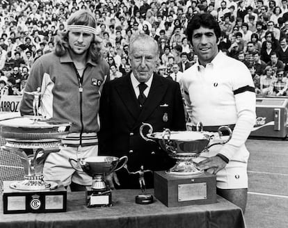 Borg y Orantes junto al Conde de Godó, tras el triunfo del sueco en la final de 1977.