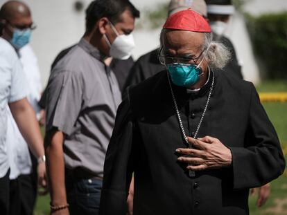 El líder de la iglesia católica en Nicaragua, Cardenal Leopoldo Brenes, luego de inspeccionar una capilla incendiadas en la Catedral de Managua, en julio 2020, en Managua.