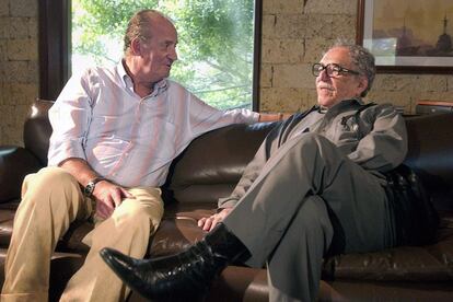 El rey Juan Carlos (i) dialoga con el premio Nobel de literatura colombiano Gabriel García Márquez (d), en la casa de Huéspedes Ilustres, en Cartagena de Indias (Colombia), ciudad que visitaron los Reyes para solidarizarse con los damnificados por las recientes inundaciones en la zona. La imagen se tomó el 19 de noviembre de 2004.