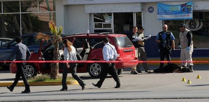 El cuerpo de una mujer yace en el piso en un hecho ocurrido en 2012.