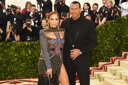 Jennifer Lopez y Alex Rodriguez

La unión de la cantante pop y el jugador de béisbol, dos triunfadores procedentes de humildes barrios neoyorquinos, hechos a sí mismos y cuya fama se extiende ya durante tres décadas, representa como ninguna otra el auge actual de la cultura latina en Estados Unidos. “¿Y el anillo pa’ cuando?”, se pregunta ahora medio mundo.