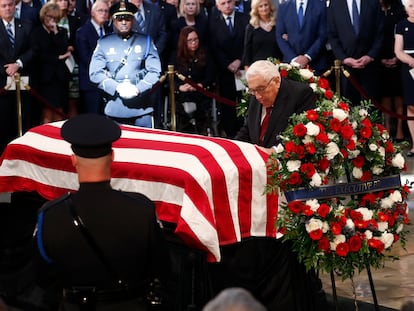 Henry Kissinger presenta sus respetos ante el féretro con los restos del senador John McCain, en el Capitolio de Washington en agosto de 2018.