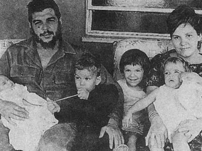 El Che, con su mujer Aleida March y sus hijos Ernesto, Camilo, Aleida y Celia, fotografiados en La Habana en marzo de 1965.