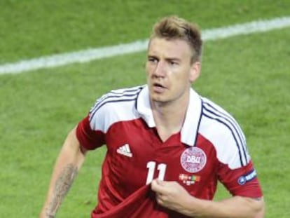 Bendtner enseña los calzoncillos tras marcar a Portugal.