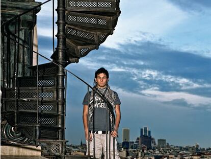 En las alturas. Miguel posa en la azotea del Círculo de Bellas Artes de Madrid. "Ésta es mi ciudad. Y en general me gusta. Aunque querría que hubiese un monumento que la identificase, como la Torre Eiffel en París".