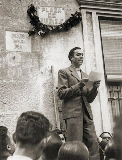 El poeta Miguel Hernández recita en la plaza de Ramón Sijé, quien fuera uno de sus mejores amigos desde la infancia y a quien dedicó su célebre poema 'Elegía', al morir este a los 22 años de edad.