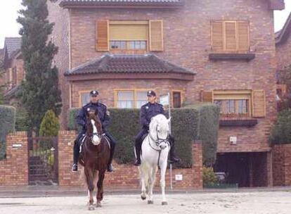 Dos agentes patrullan a caballo en Las Rozas.