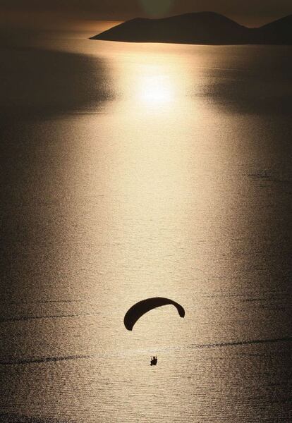 Un parapente sobrevuela el mar cerca de la Vlora en la costa albanesa.