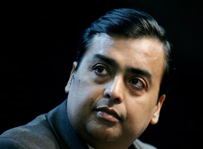 Mukesh Ambani, el sexto hombre más rico del mundo, lleva las riendas de Reliance Industries Limited (RIL), el mayor conglomerado privado de la India con presencia en sectores que van desde el petrolero hasta el textil, y que en las últimas semanas ha visto subir como la espuma su valor bursátil.