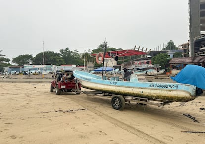 Un vehículo arrastra un barco pesquero hacia la capitanía de puerto tras ser sacado del agua ante la llegada del huracán ‘John’.