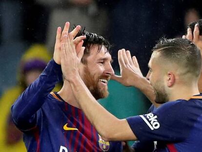 Messi celebra el gol logrado con sus compa&ntilde;eros. 
