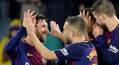 Messi celebra el gol logrado con sus compañeros.