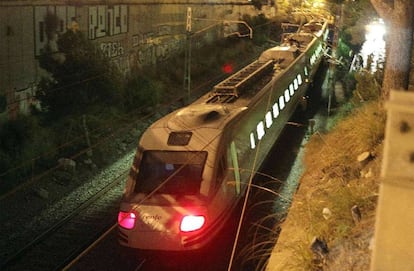 A 800 metros del apeadero quedó parado el tren Alaris que cubría la línea Barcelona-Alicante, y arrolló a una treintena de personas que cruzaban por la vía.