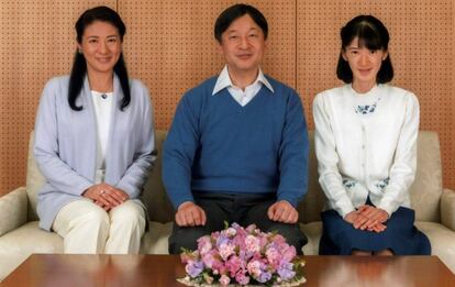 De izquierda a derecha: la princesa Masako y el príncipe Naruhito de Japón, y su hija, Aiko, en una foto difundida el pasado 22 de febrero para celebrar el 15º cumpleaños de la princesa.