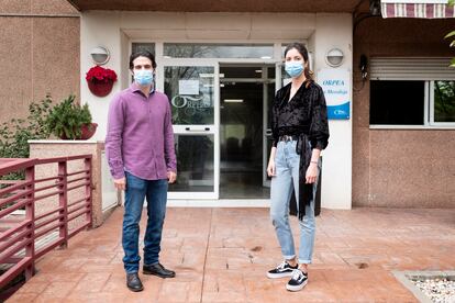 Los psicólogos encargados de dar la charla- terapia, Pedro Neira Romeral (27 años) y Ester Silva Potí (26), en la puerta de la residencia Orpea de La Moraleja (Madrid), el jueves.