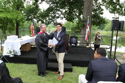 El sobrino del rey Felipe VI recibe su diploma de graduación.
