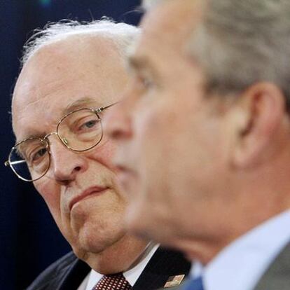 El vicepresidente Cheney (izquierda) observa a Bush durante la rueda de prensa de ayer en Washington.