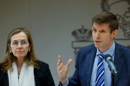 El presidente del Consorcio de Compensación de Seguros y director general de Seguros del Ministerio de Economía, José Antonio Fernández de Pinto, y la directora general del Consorcio, Flavia Rodríguez Ponga, durante la rueda de prensa este lunes en la Delegación del Gobierno en Valencia.  