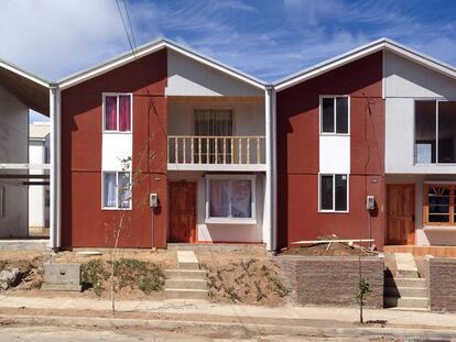 Viviendas sociales del proyecto Villa Verde de Elemental, de Alejandro Aravena, en Constituci&oacute;n (Chile).