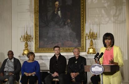 Michelle Obama da una conferencia durante el taller Soulsville, EE.UU: Historia del Soul de Memphis celebrado en el comedor de la Casa Blanca. Atrás: Sam Moore, Mavie Staple, Justin Timberlake y Charlie Musselwhite