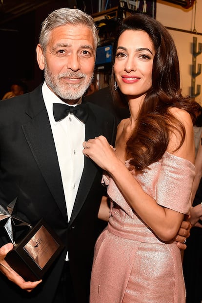 Amal Alamuddin y George Clooney

A pesar de llevar como bandera durante años la sentencia “jamás volveré a casarme”, el actor ganador del Óscar solo esperó seis meses antes de arrodillarse para pedirle matrimonio a la respetada activista y abogada especializada en derechos humanos. En septiembre de 2014 celebraron una boda de cuatro días en Venecia y son padres de los gemelos Ella y Alexander.