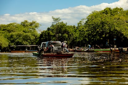Vehículos cruzan el canal a bordo de ferrys. El canal no solo es ecosistema, también es vía de transporte y parte de la economía local.