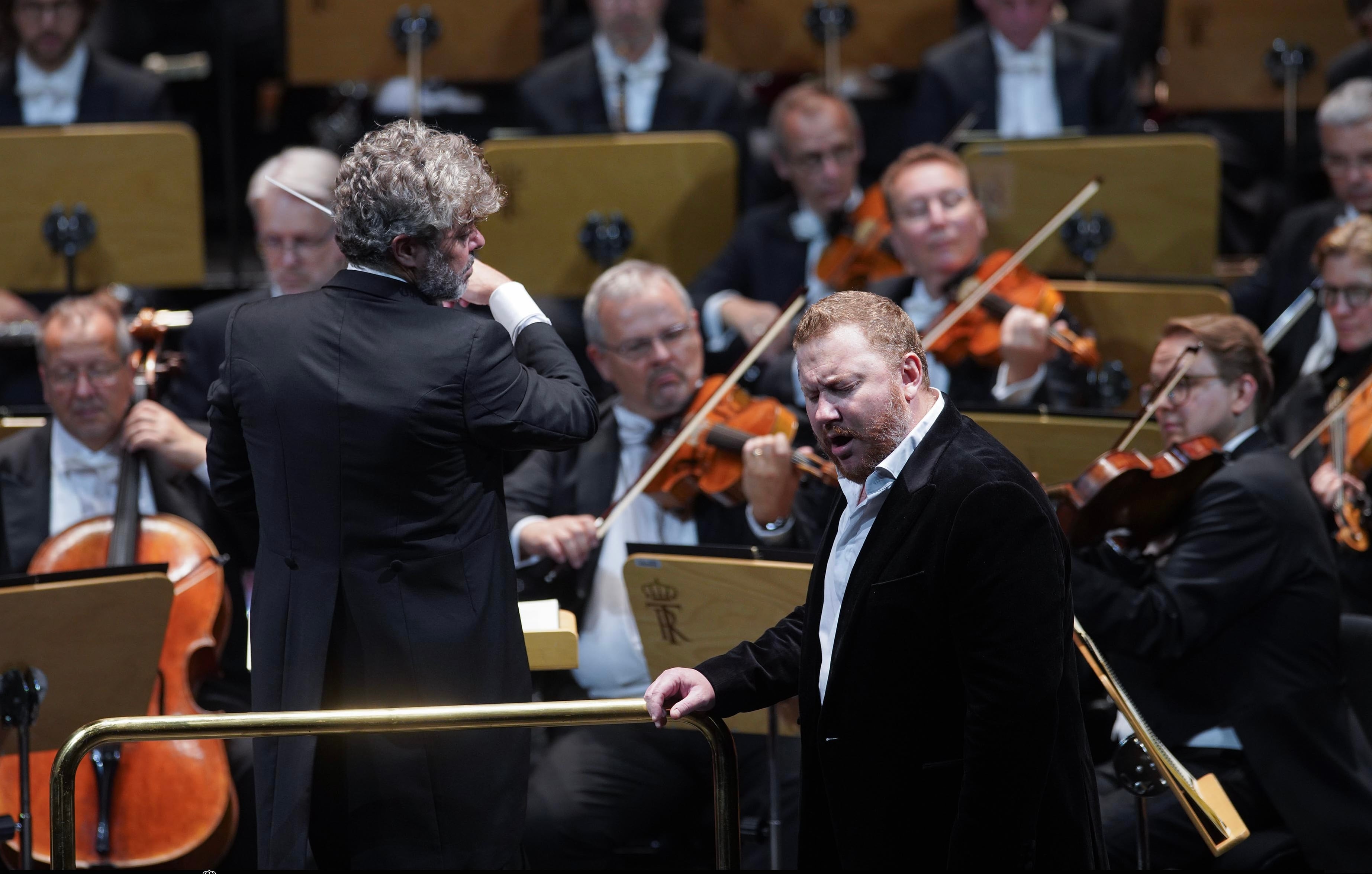 El director Pablo Heras-Casado (de espaldas) y el bajo-barítono Nicholas Brownlee (a su lado) en la despedida de Wotan de ‘La Valquiria’, el 3 de septiembre en el Teatro Real.