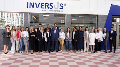 José Manuel Fernández, CEO de Inversus Corporate Finance, en el centro, en la primera fila, junto a parte del equipo de la compañía.