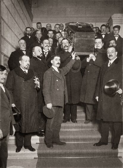 Salida del féretro de Benito Pérez Galdós del antiguo ayuntamiento de Madrid, el 5 de enero de 1920, en una escena fotografiada por Campúa.