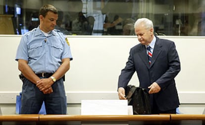 Slobodan Milosevic, ayer en la sala de juicios del Tribunal Penal Internacional para la antigua Yugoslavia, con sede en La Haya.