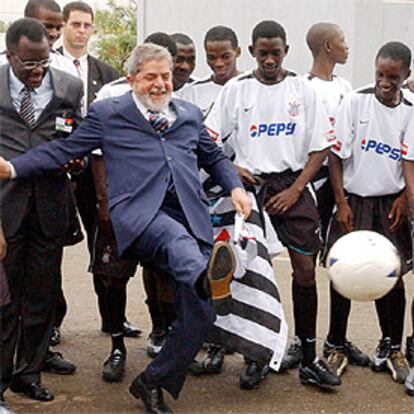 El presidente Luiz Inácio Lula da Silva, ayer, en un centro de formación profesional de Luanda.