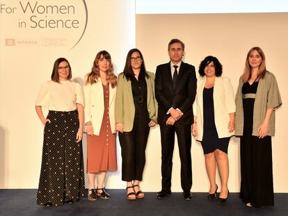 Las cinco galardonadas posan con Juan Alonso de Lomas, CEO de L'Oréal España y Portugal, tras recibir los premios.