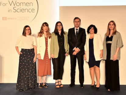 Las cinco galardonadas posan con Juan Alonso de Lomas, CEO de L'Oréal España y Portugal, tras recibir los premios.