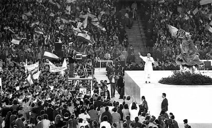 El papa Juan Pablo II se dirige jóvenes congregados en el estadio Santiago Bernabéu de Madrid. Unos 150.000 consiguieron entrar mientras otros 100.000 se quedaron fuera siguiendo el acto a través de pantallas gigantes. Los jóvenes cantaban el pasodoble “¡Que viva España!” de Manolo Escobar adaptado a las circunstancias: “La gente canta con ardor, el Papa es el mejor”. Pero el grito de la visita papal fue sin duda el “Totus tuus” (todo tuyos).