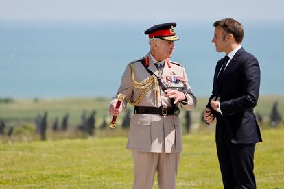 El presidente francés, Emmanuel Macron y rey Carlos III, conversan en el acto en el Memorial Británico de Normandía en Ver-sur-Mer para conmemorar el 80º aniversario del Día D.