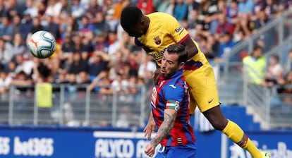 Umtiti se anticipa por arriba a Enrich.