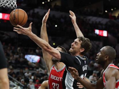 Pau Gasol lanza entre Anderson y Mbah a Moute.