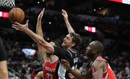 Pau Gasol lanza entre Anderson y Mbah a Moute.