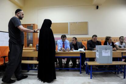 Una pareja llega a un colegio electoral de Estambul.