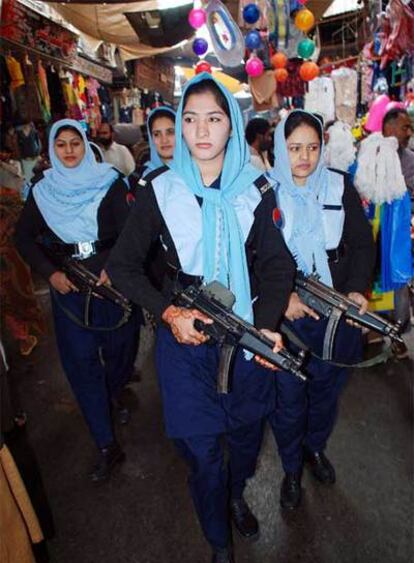Policías paquistaníes patrullan un mercado en la ciudad de Multan.