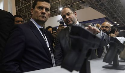 O ministro Sergio Moro, a figura mais popular do Governo, acima de Bolsonaro, em feira do Rio.