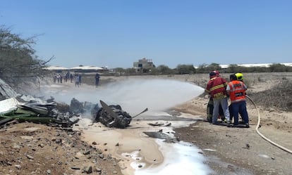 Bomberos extinguen el fuego de los restos de la avioneta accidentada este viernes en la región de Ica (Perú)