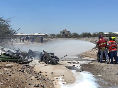 Bomberos extinguen el fuego de los restos de la avioneta accidentada este viernes en la región de Ica (Perú)