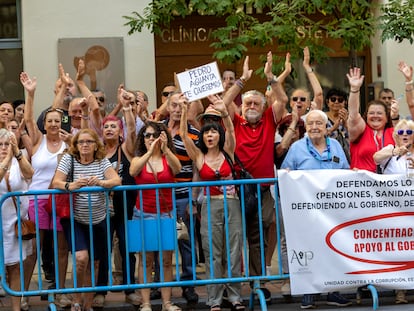 Simpatizantes socialistas muestran su apoyo a Pedro Sánchez, a las puertas de la sede del PSOE en calle Ferraz, este sábado.