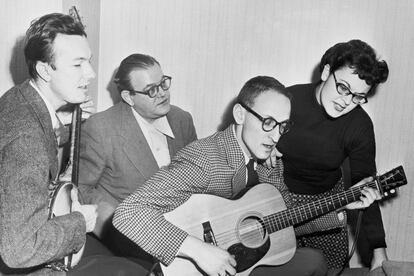 The Weavers, en un ensayo en un hotel de Filadelfia en 1952. De izquierda a derecha: Pete Seeger, Lee Hayes, Fred Halterman y Ronnie Gilbert