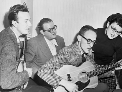 The Weavers, en un ensayo en un hotel de Filadelfia en 1952. De izquierda a derecha: Pete Seeger, Lee Hayes, Fred Halterman y Ronnie Gilbert