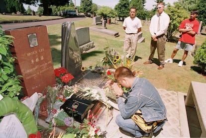 Un fan de Bruce Lee visita su tumba en el cementerio de Seattle, EE UU. Al lado está enterrado el hijo de Lee. Brandon Lee, también actor, murió trágicamente mientras rodaba 'El cuervo': en una escena le dispararon con balas reales y no de fogueo.