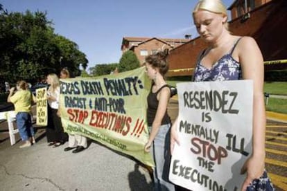 Miembros del Movimiento por la Abolición de la pena de muerte en Tejas antes de la ejecución de Ángel Maturino Reséndiz.